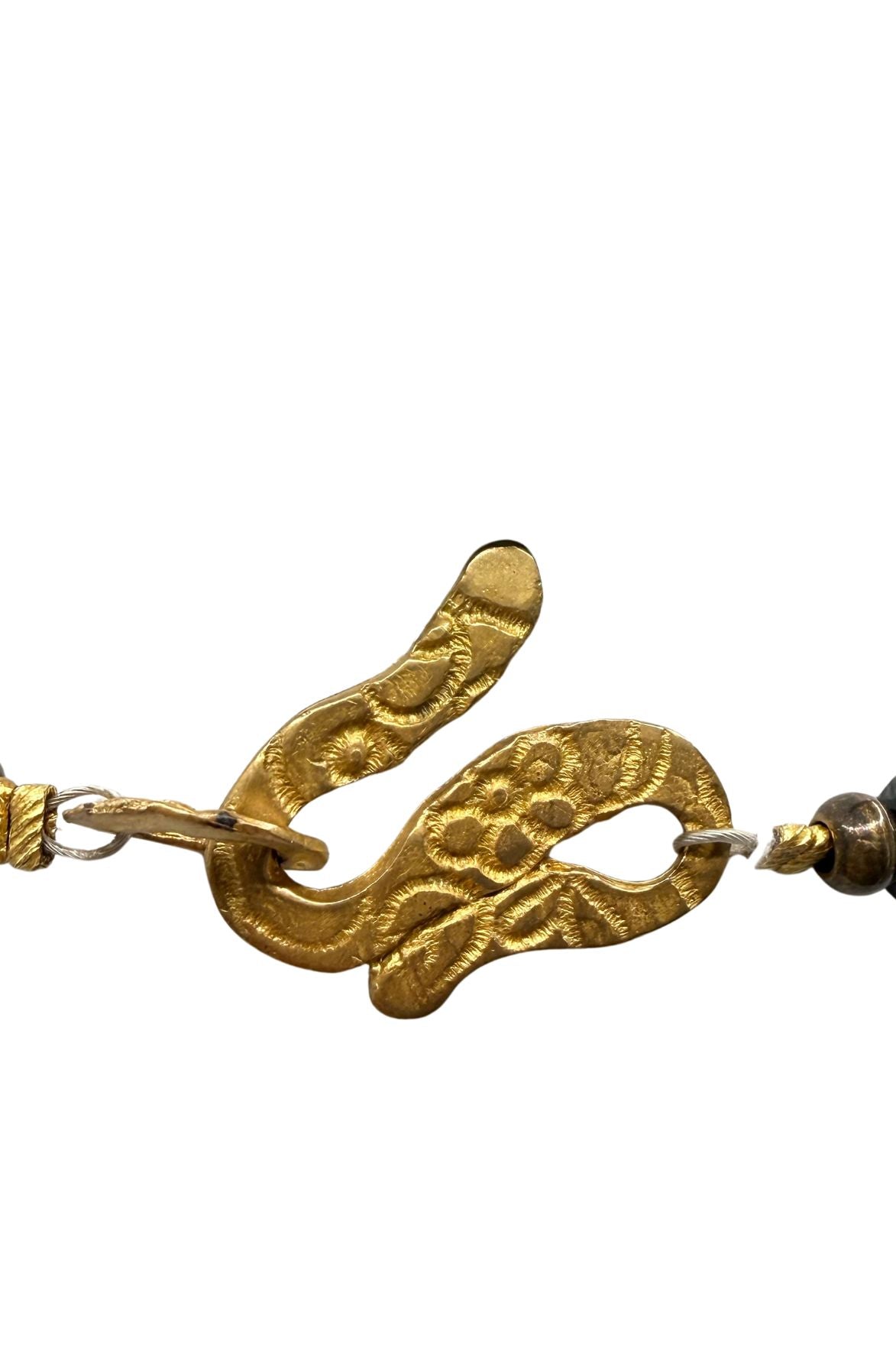 collier en verre de Murano et pierre volcanique