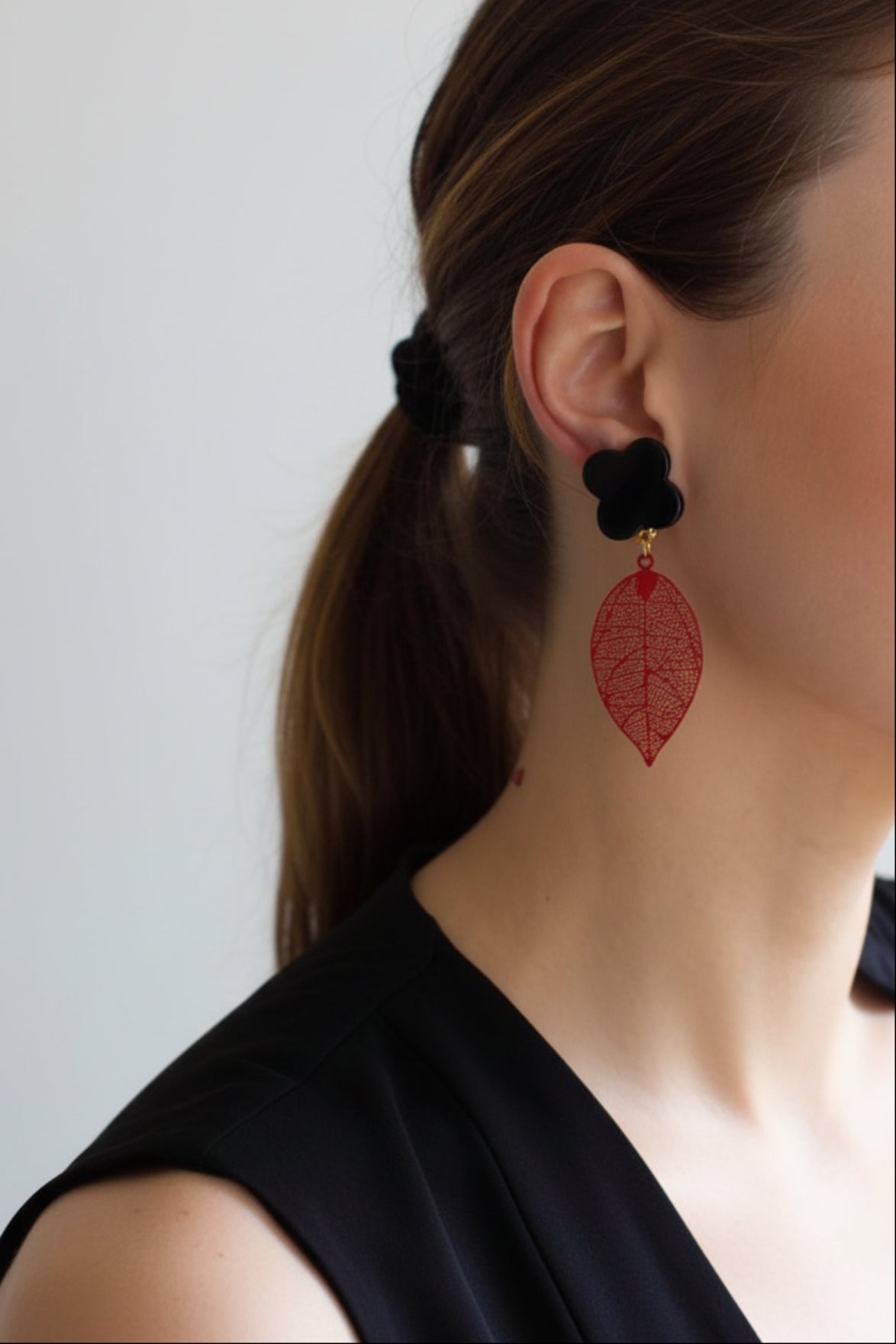 Boucles d'oreilles clips feuille rouge avec trèfle en onyx