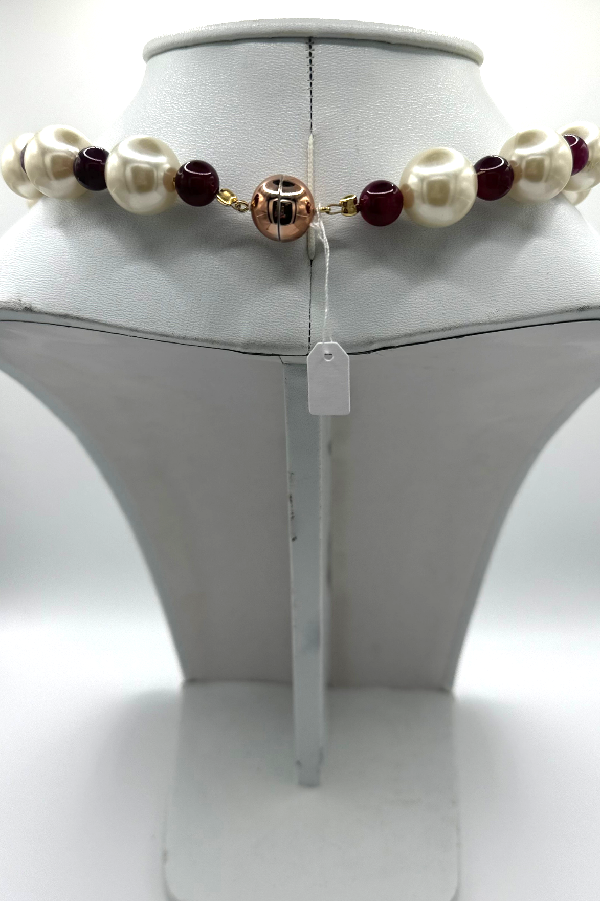 Collier ras du cou perles fantaisie blanches et agates roses fushia