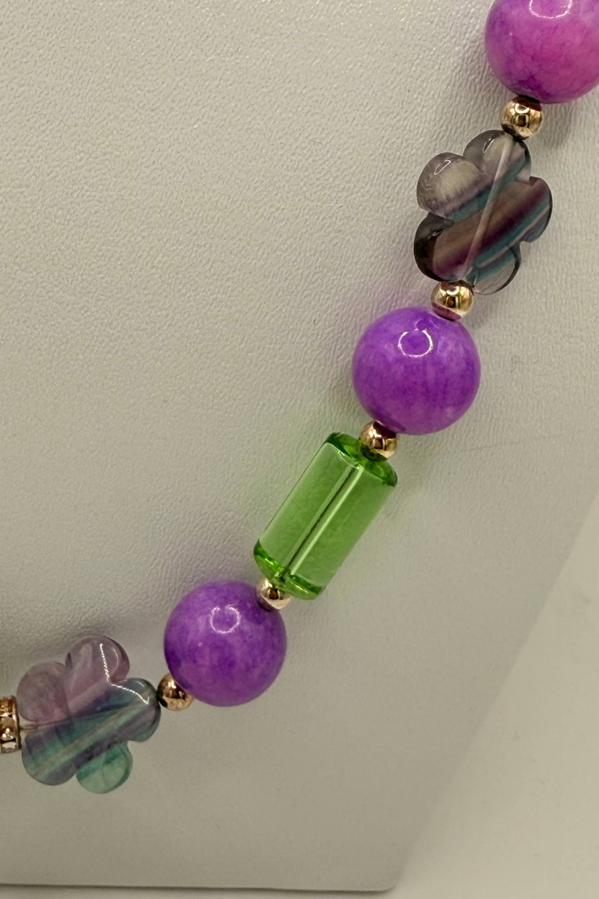 SAUTOIR JADE PARME,CRISTAL VERT et AMETHYSTES FLEUR MAUVE