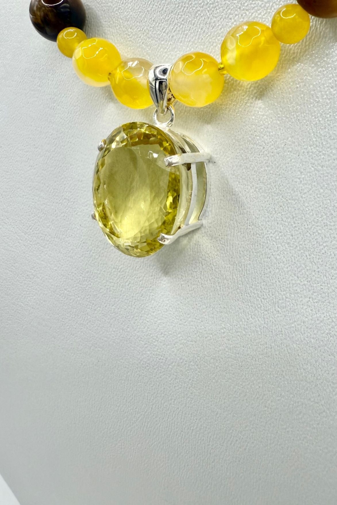 COLLIER AGATES JAUNES AVEC OEIL DE TIGRE ET CITRINE PENDENTIF