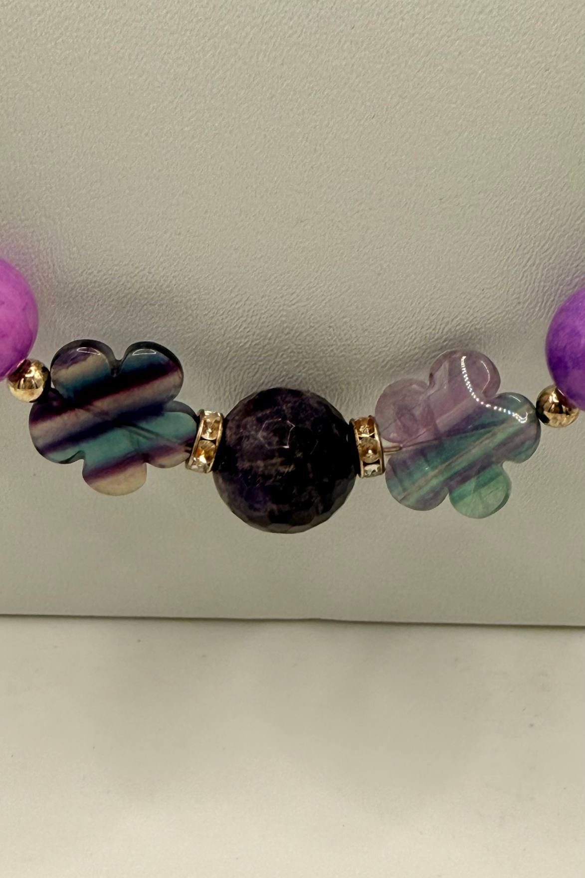 SAUTOIR JADE PARME,CRISTAL VERT et AMETHYSTES FLEUR MAUVE
