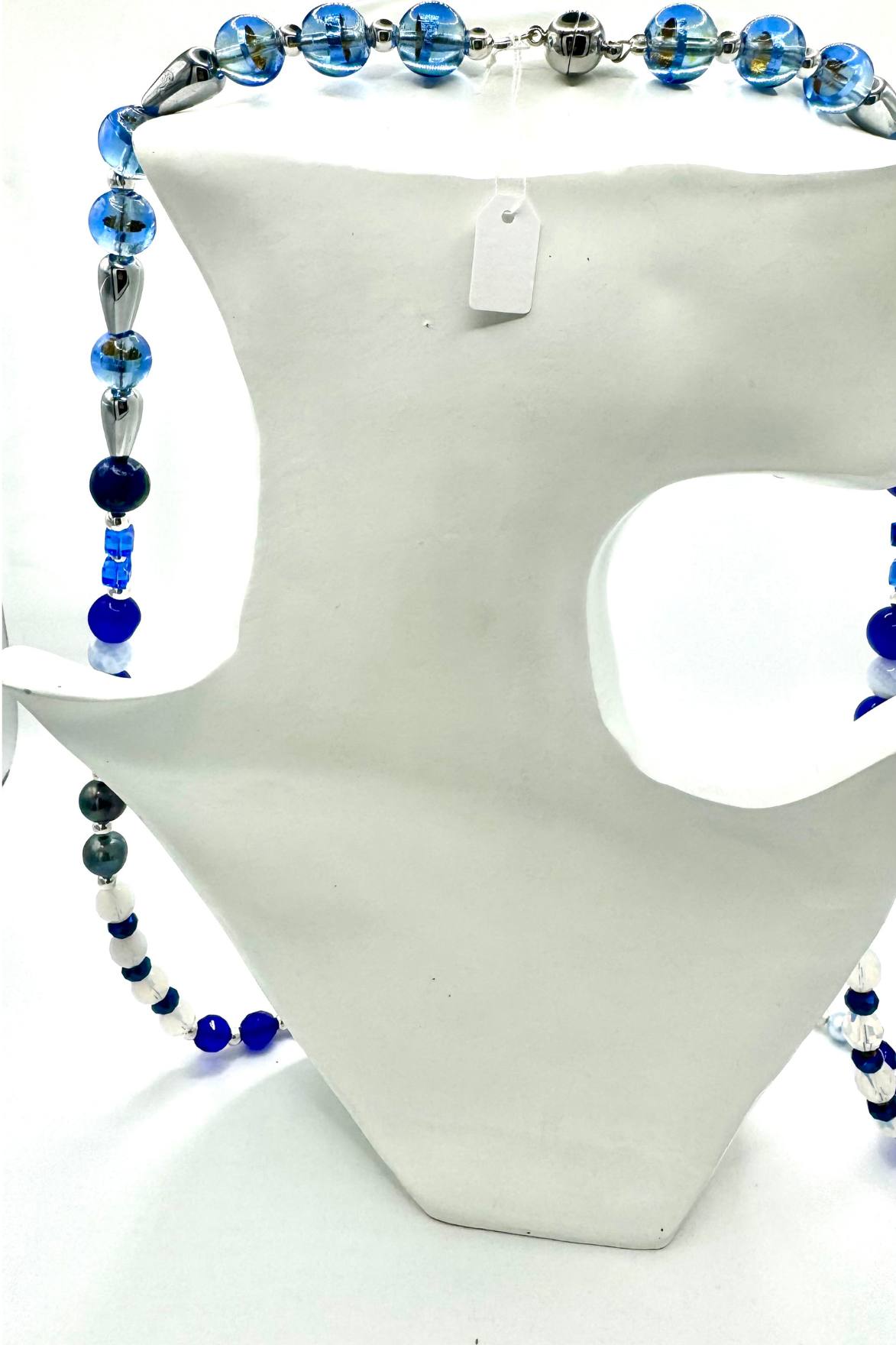 Sautoir bleu cobalt, gris et blanc en pierres et perles naturelles