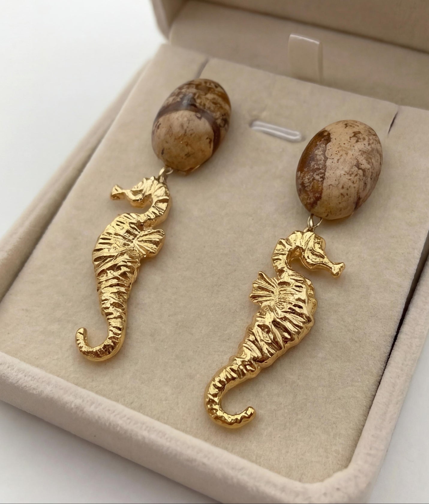 BOUCLES D'OREILLES CLIPS AVEC HYPOCAMPES METAL DORE ET FOSSILE BEIGE
