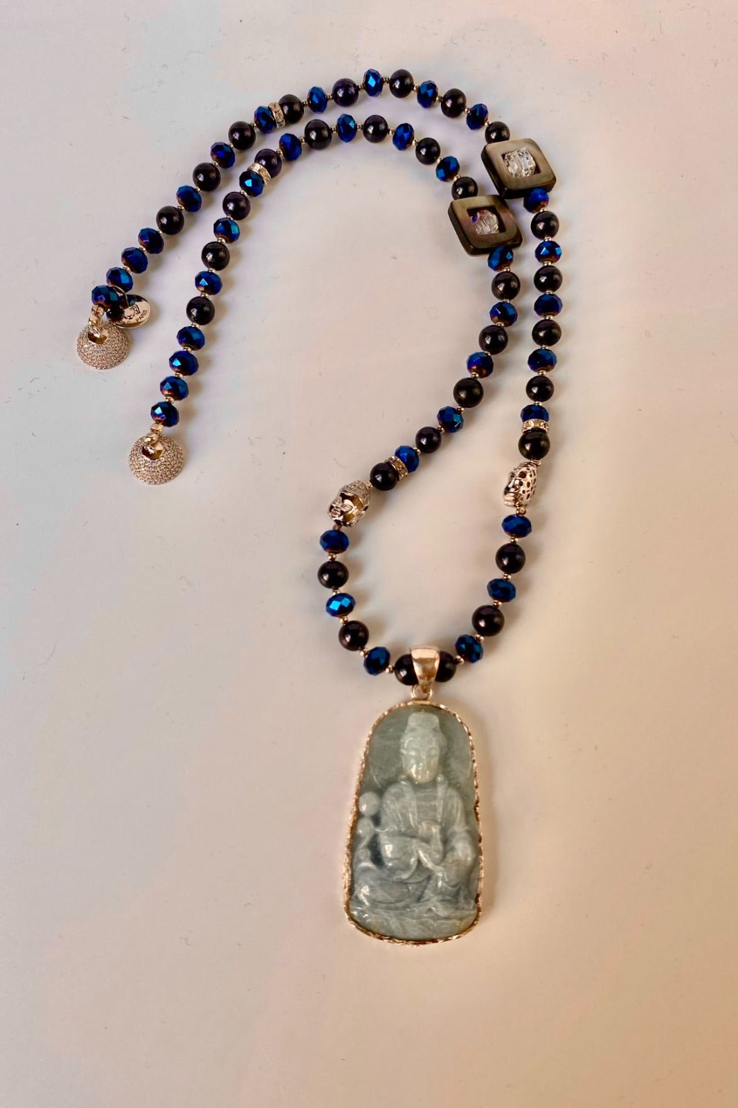 Sautoir perles de cristal bleu indigo et pendentif Buddha en aigue-marine ciselée