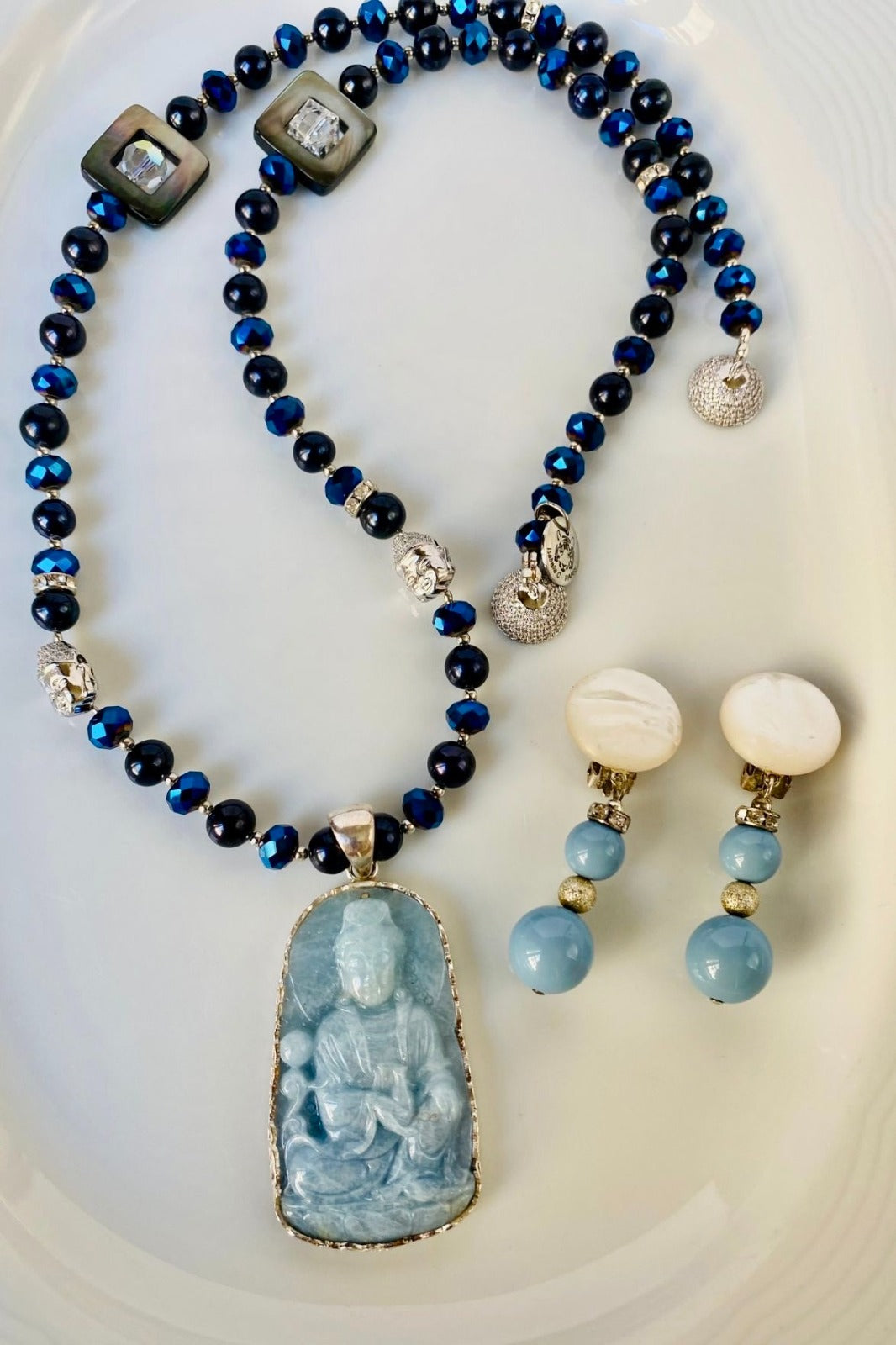 Sautoir perles de cristal bleu indigo et pendentif Buddha en aigue-marine ciselée