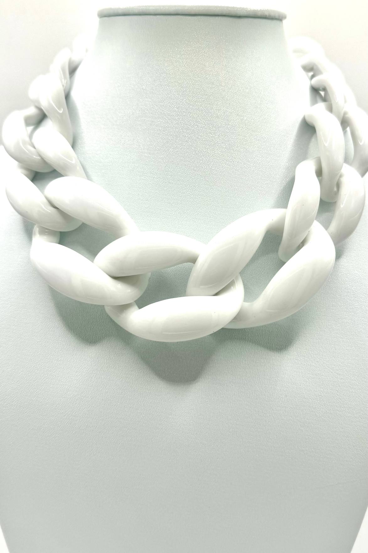 COLLIER EN RESINE BLANCHE