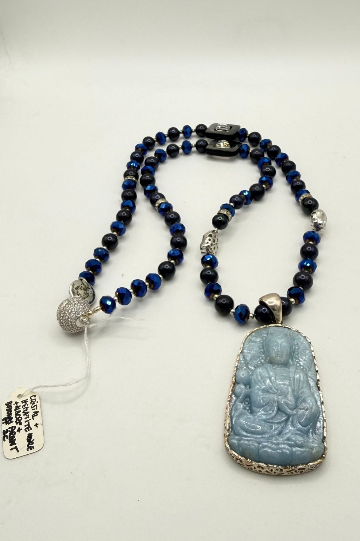 Sautoir perles de cristal bleu indigo et pendentif  Buddha en aigue-marine ciselée