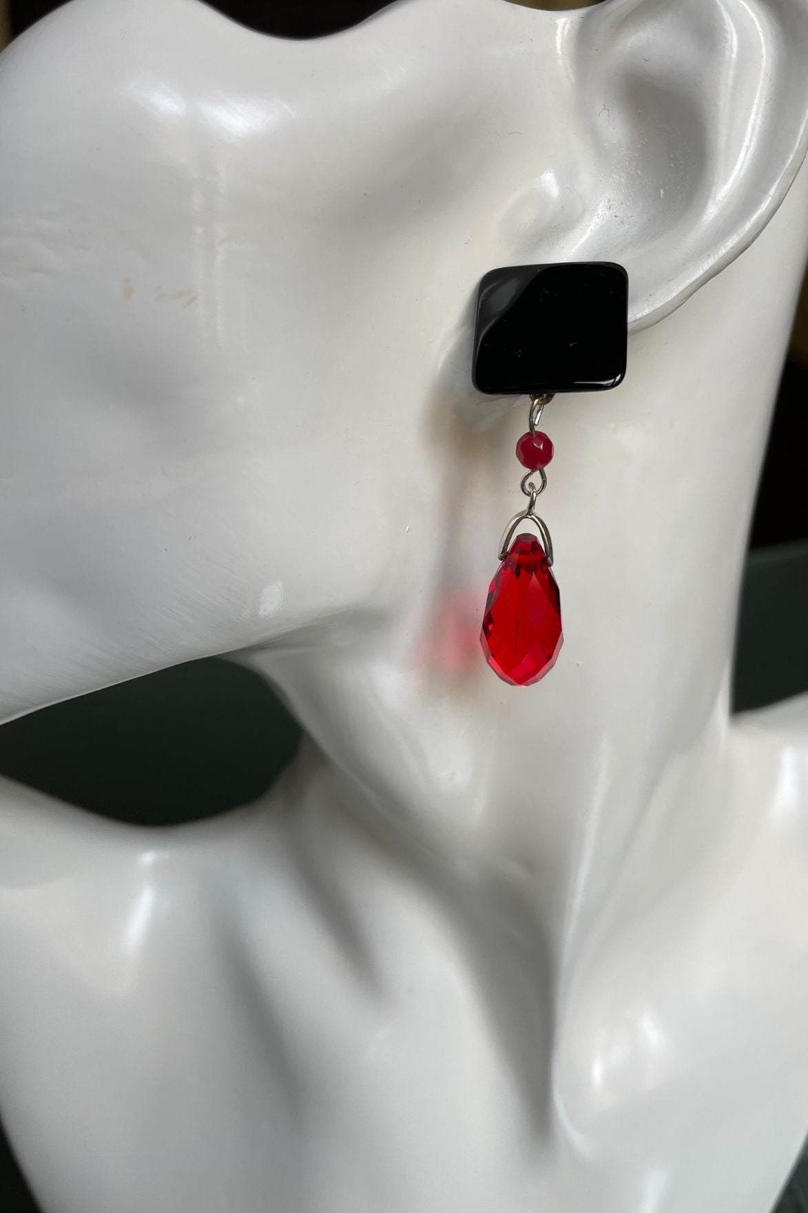 Boucles d'oreilles onyx et briolette rouge cristal sur argent