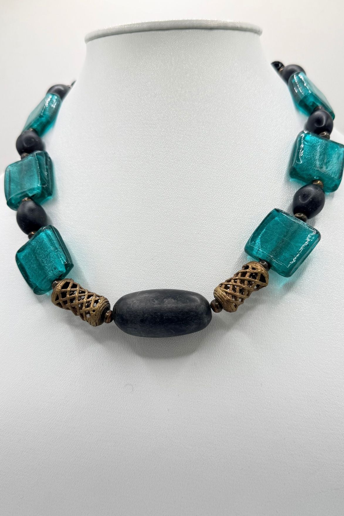 collier en verre de Murano et pierre volcanique