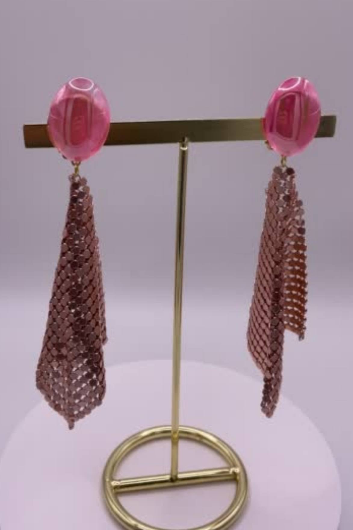 CLIP BOUCLES D'OREILLES ROSE ET DRAPE METAL OR ROSE