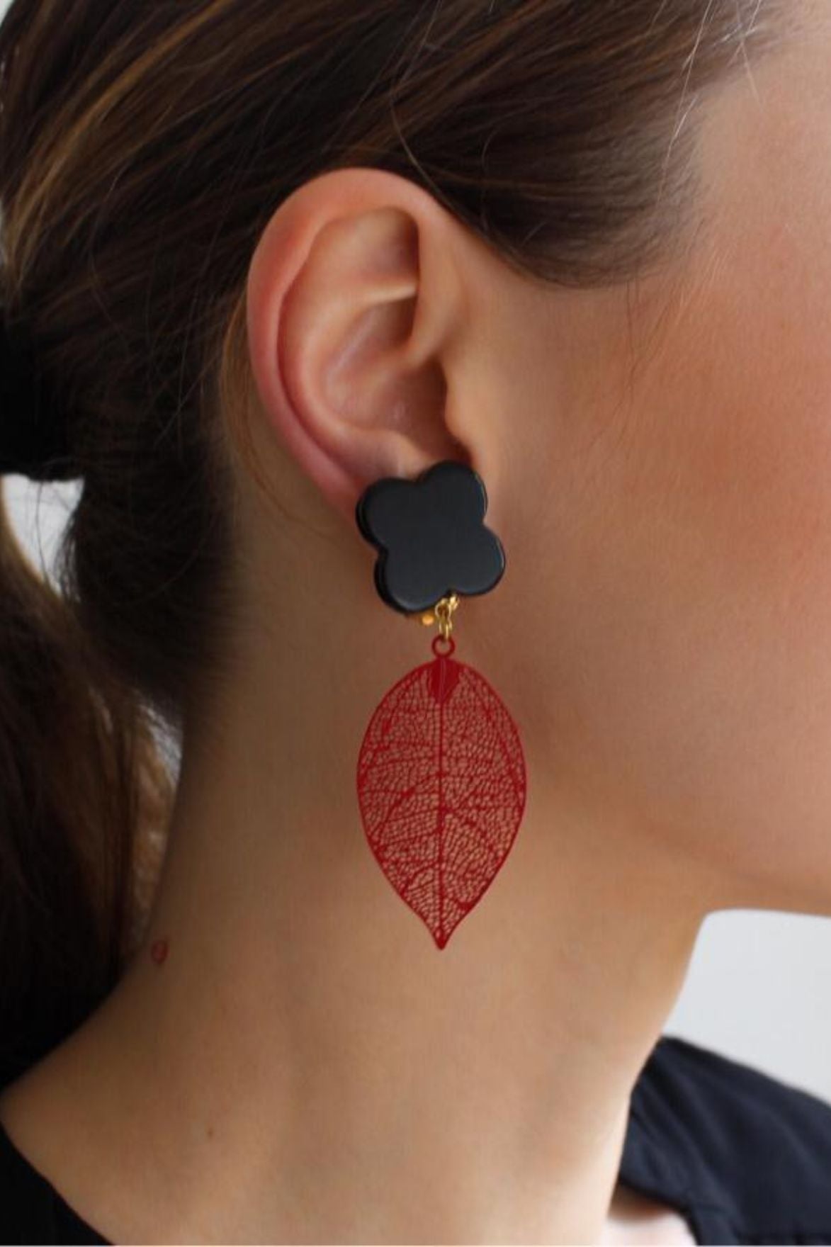 Boucles d'oreilles clips feuille rouge avec Onyx