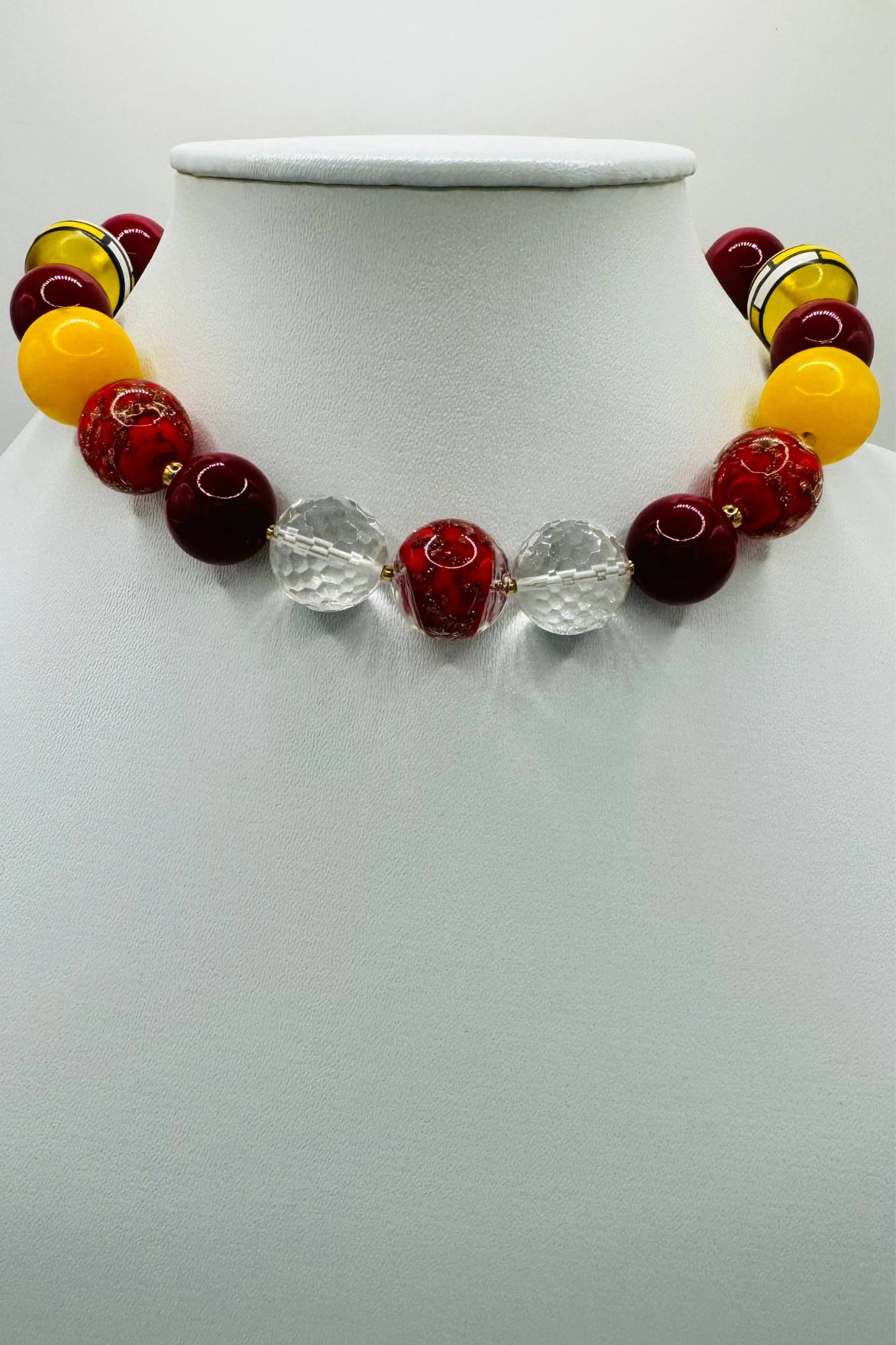 COLLIER RAS DU COU GROSSES PERLES ROUGES ET JAUNES