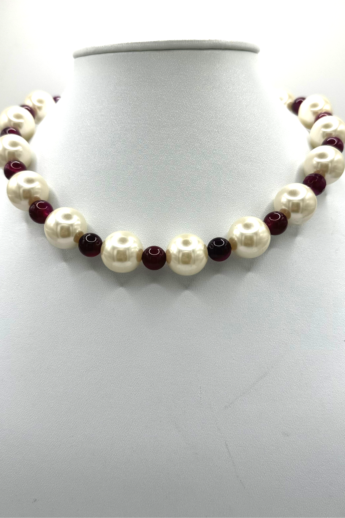 Collier ras du cou perles fantaisie blanches et agates roses fushia