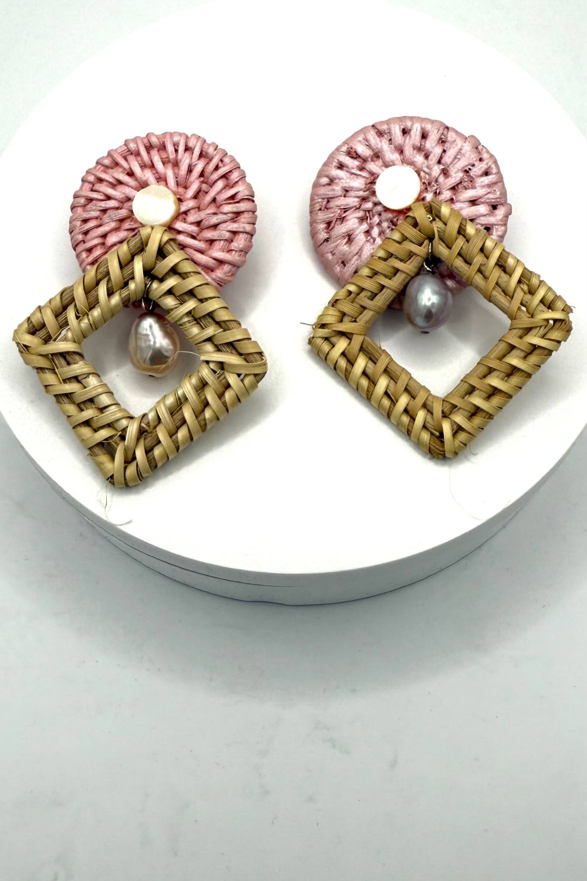 BOUCLES D'OREILLES CLIPS EN RAFIA BEIGE ET ROSE PERLES GRISES