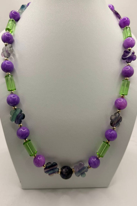 SAUTOIR JADE PARME,CRISTAL VERT et AMETHYSTES FLEUR MAUVE
