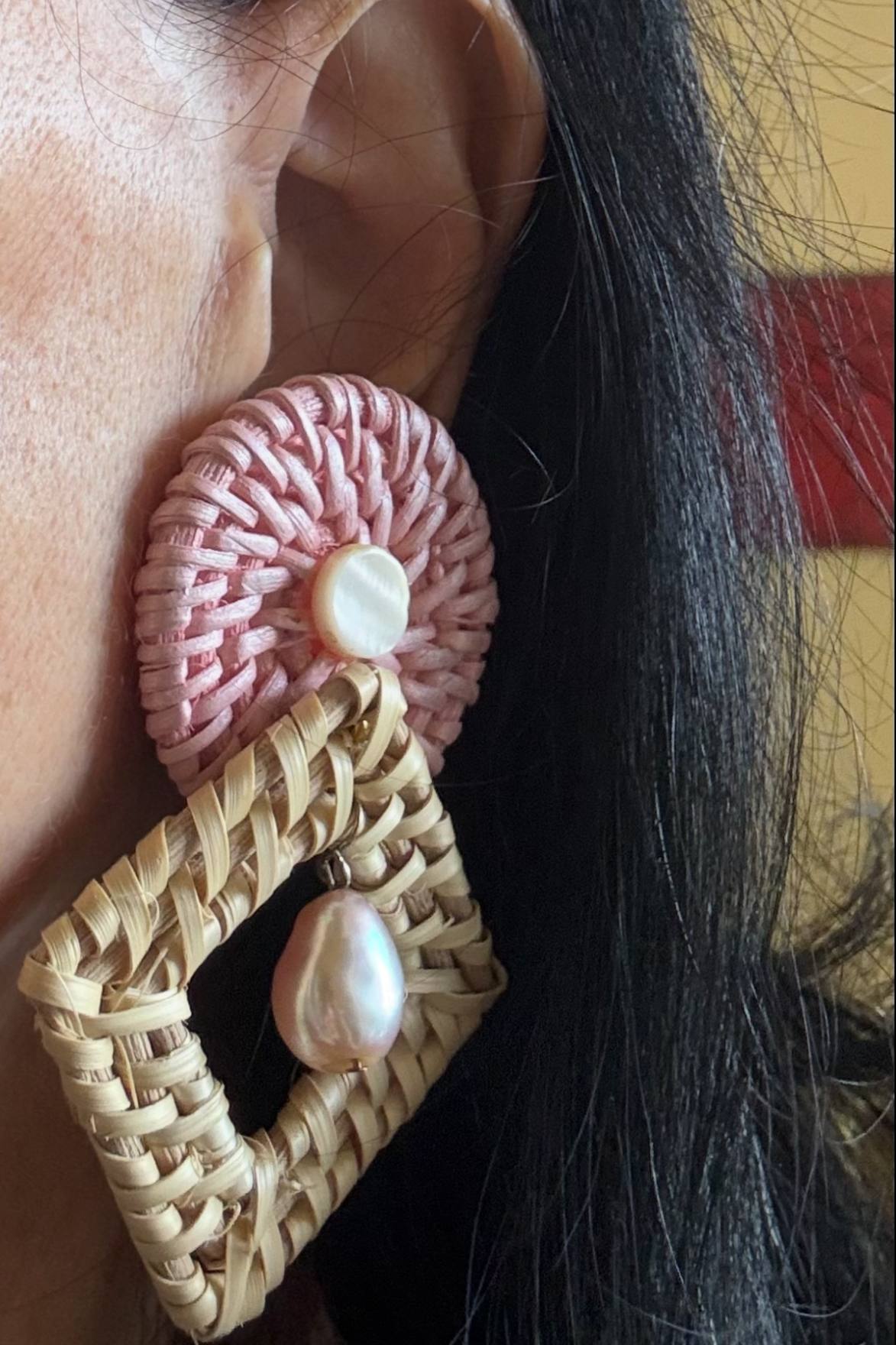 BOUCLES D'OREILLES CLIPS EN RAFIA BEIGE ET ROSE PERLES GRISES