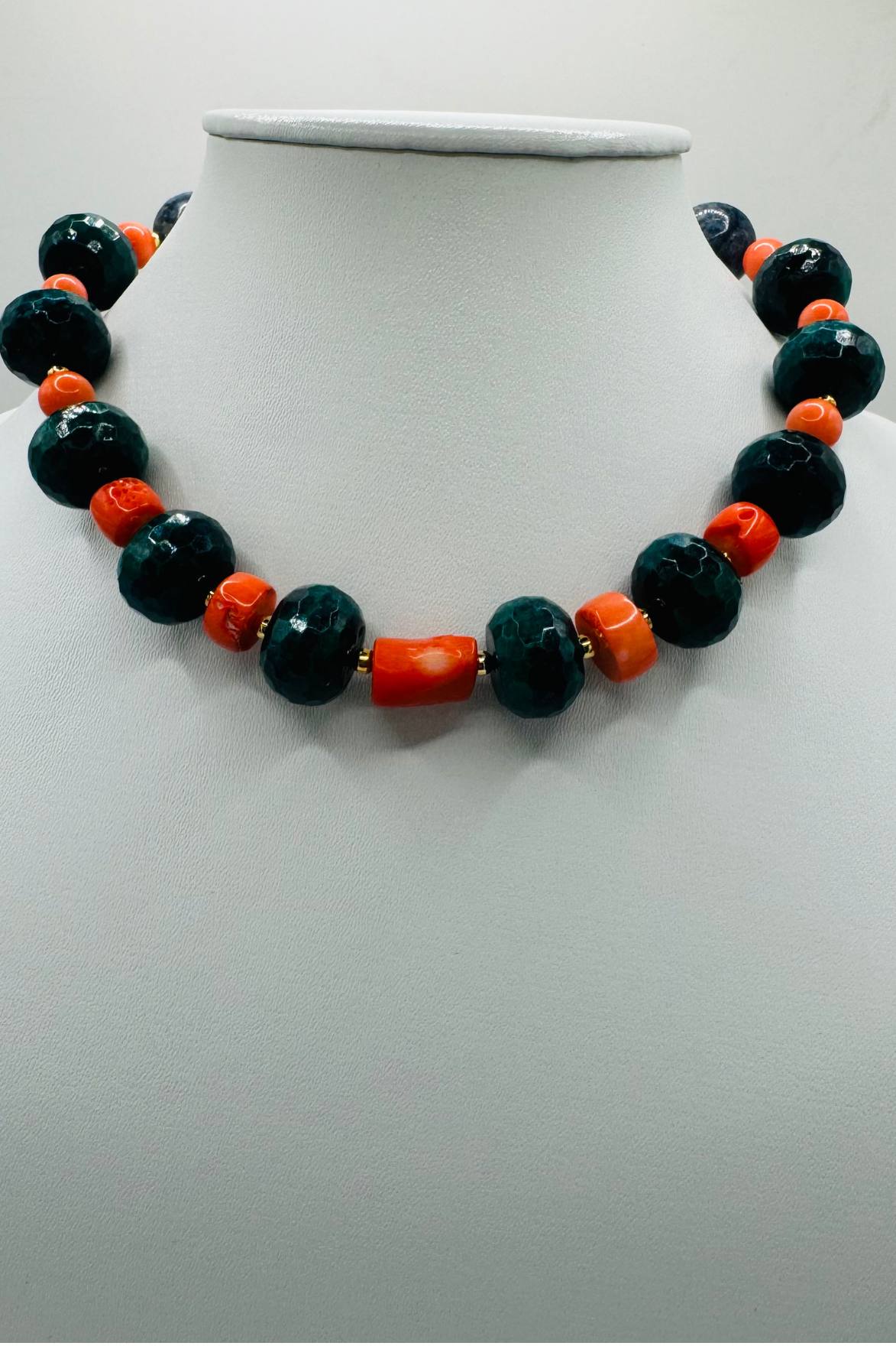 collier ras du cou en boules aplaties d'agates vertes entrecoupées de perles en corail orange vif fermoir magnétique doré