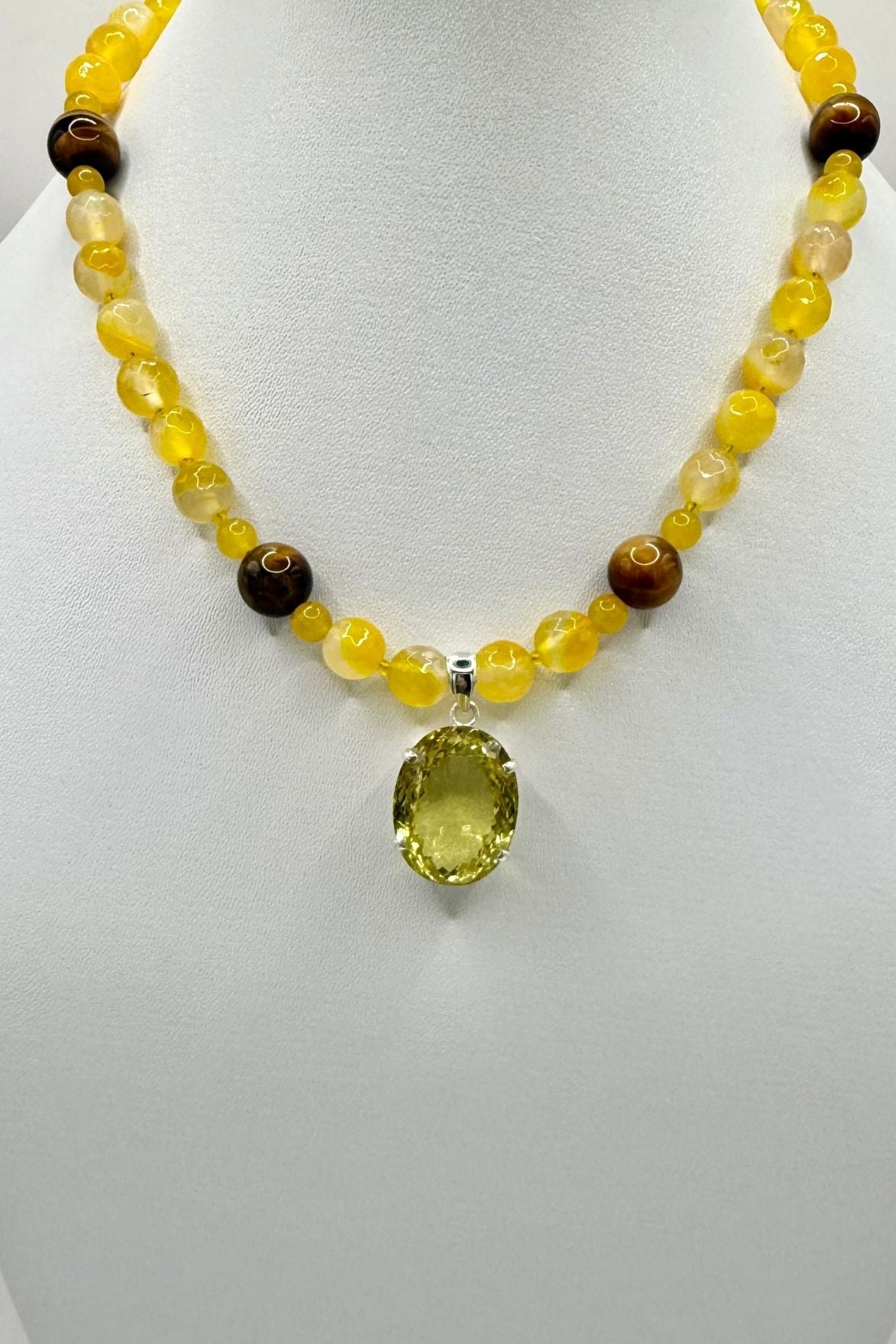COLLIER AGATES JAUNES AVEC OEIL DE TIGRE ET CITRINE PENDENTIF