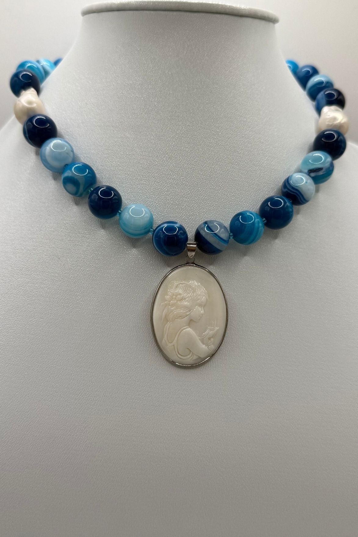 COLLIER RAS DU COU AGATES BLEU ET PENDENTIF NACRE SUR ARGENT 925