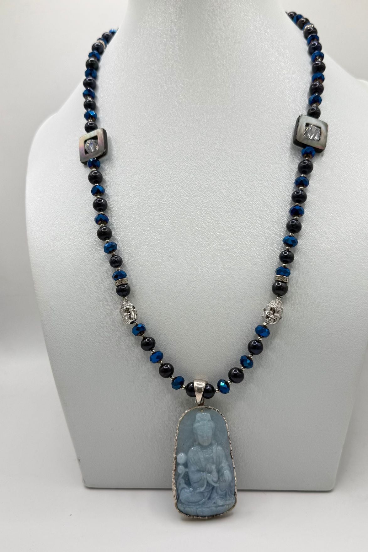 Sautoir perles de cristal bleu indigo et pendentif  Buddha en aigue-marine ciselée