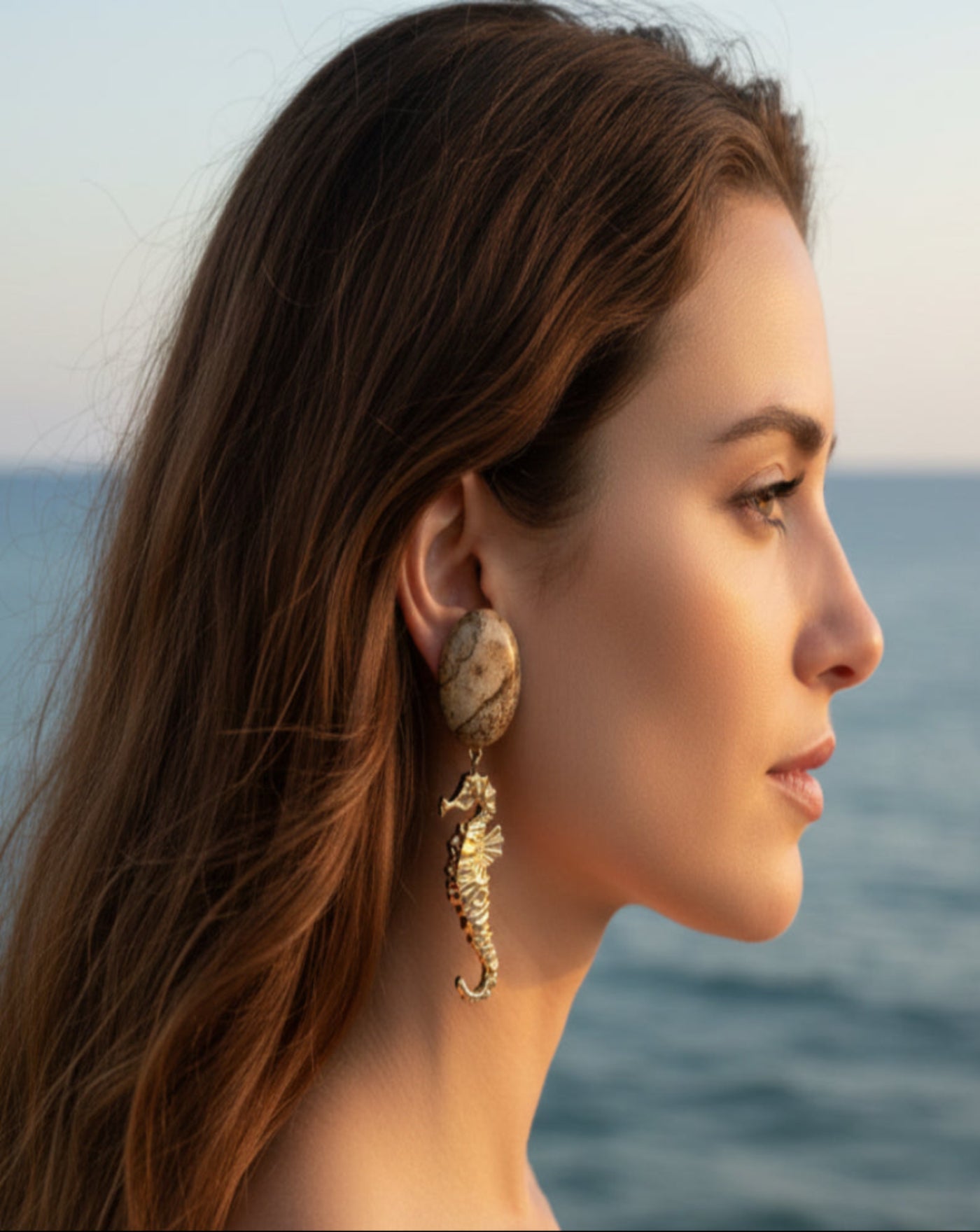 BOUCLES D'OREILLES CLIPS AVEC HYPOCAMPES METAL DORE ET FOSSILE BEIGE