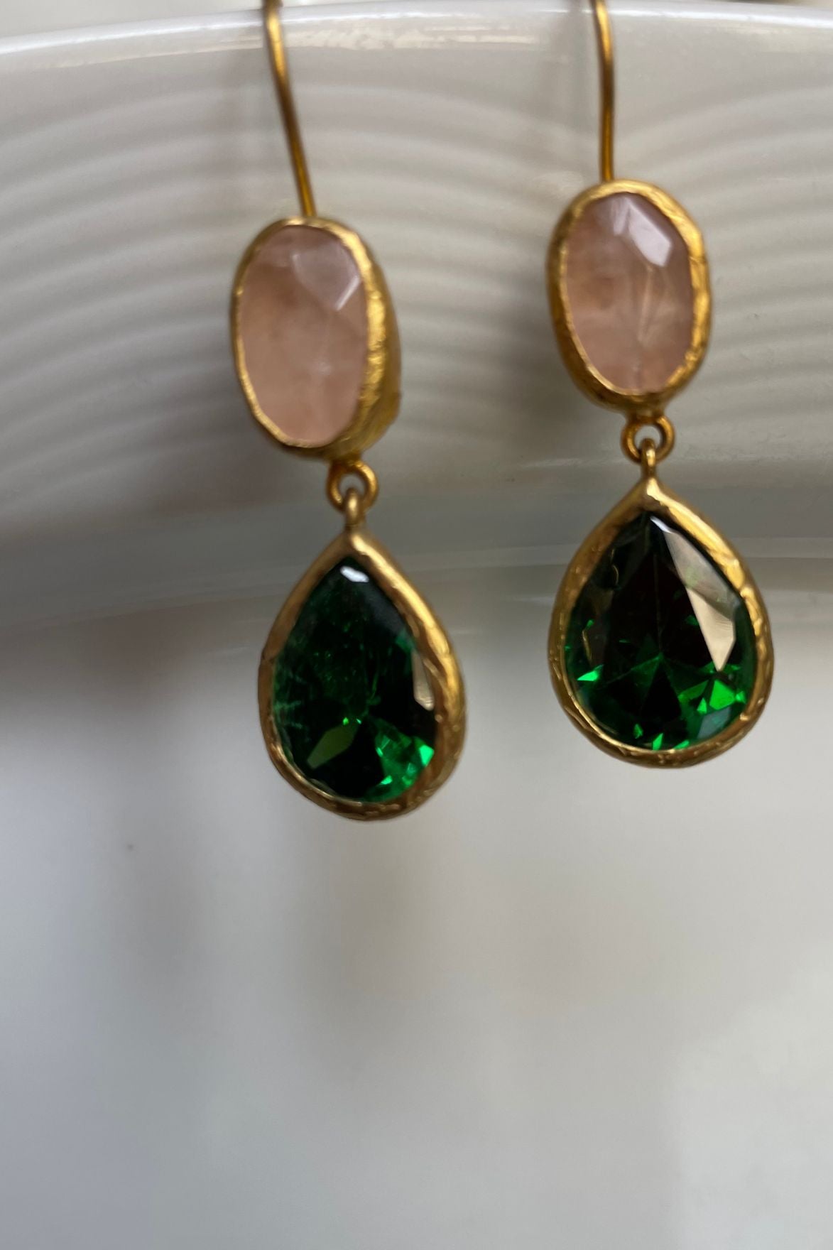 Boucles d'oreilles en quartz rose et goutte en cristal vert