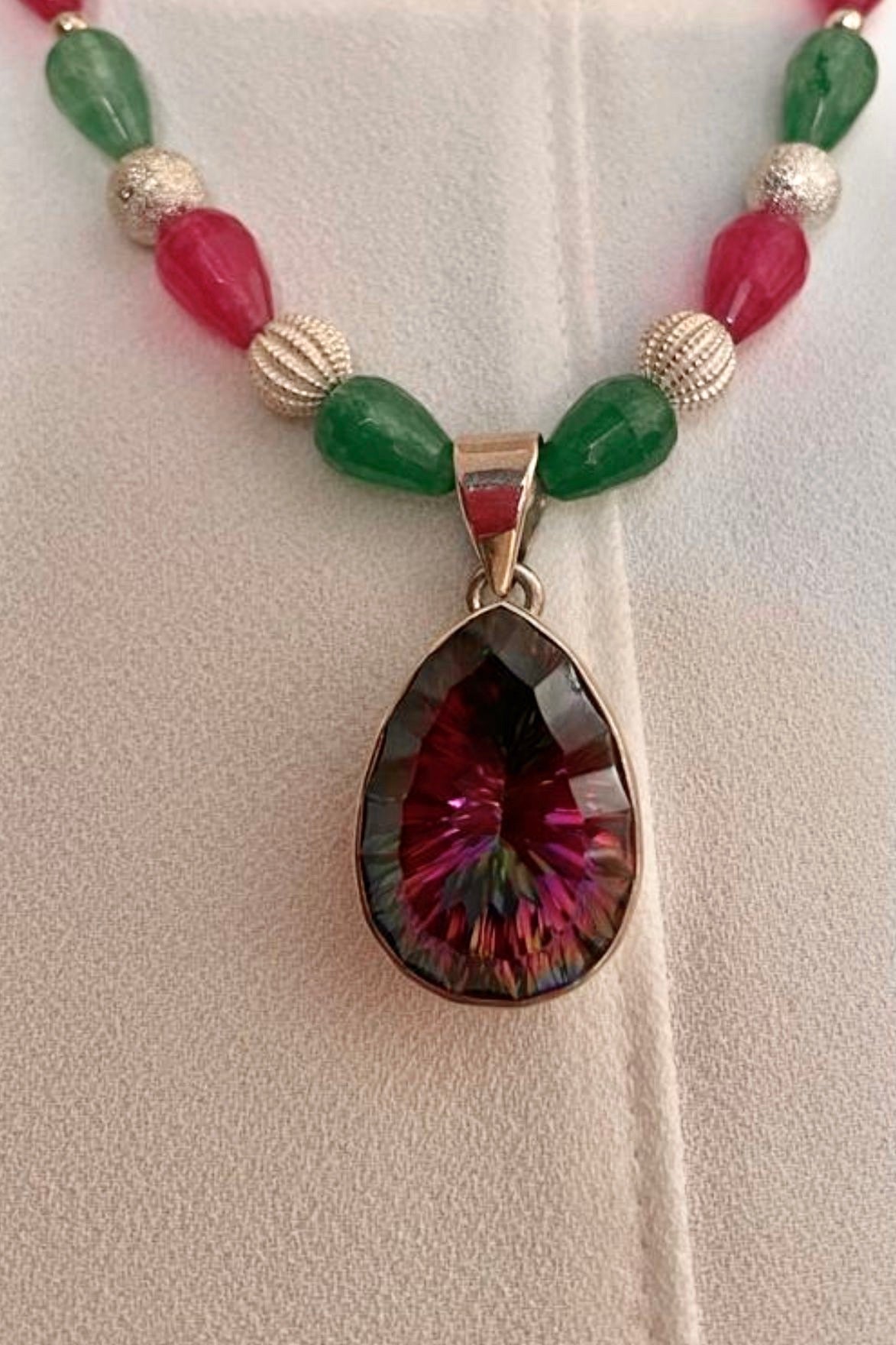 Collier en argent jade vert et agates roses fushia pendentif topaze mystique