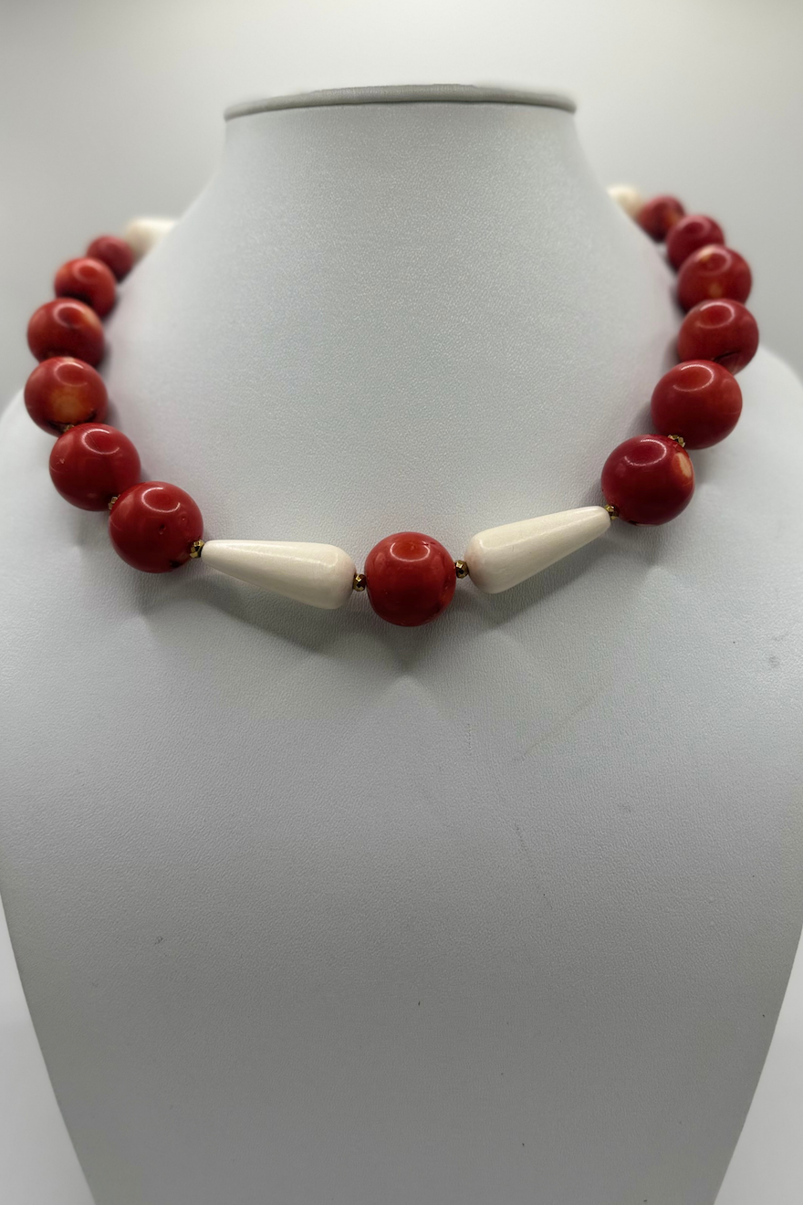 Collier tour du cou racines de corail et os