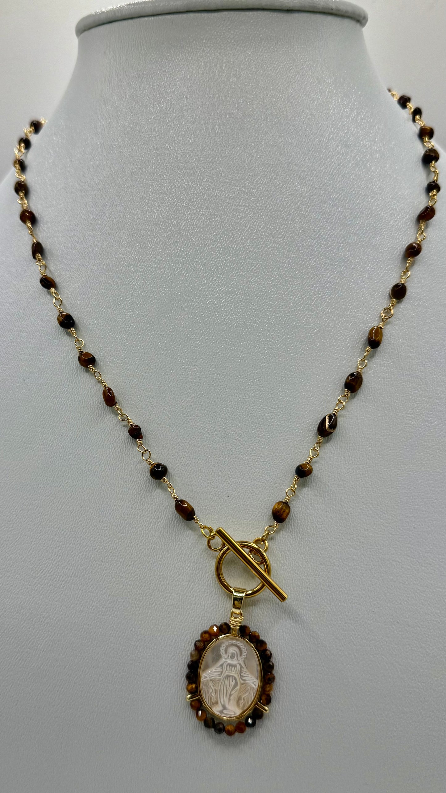 COLLIER CHAINE AVEC OEIL DE TIGRE AVEC VIERGE PENDENTIF
