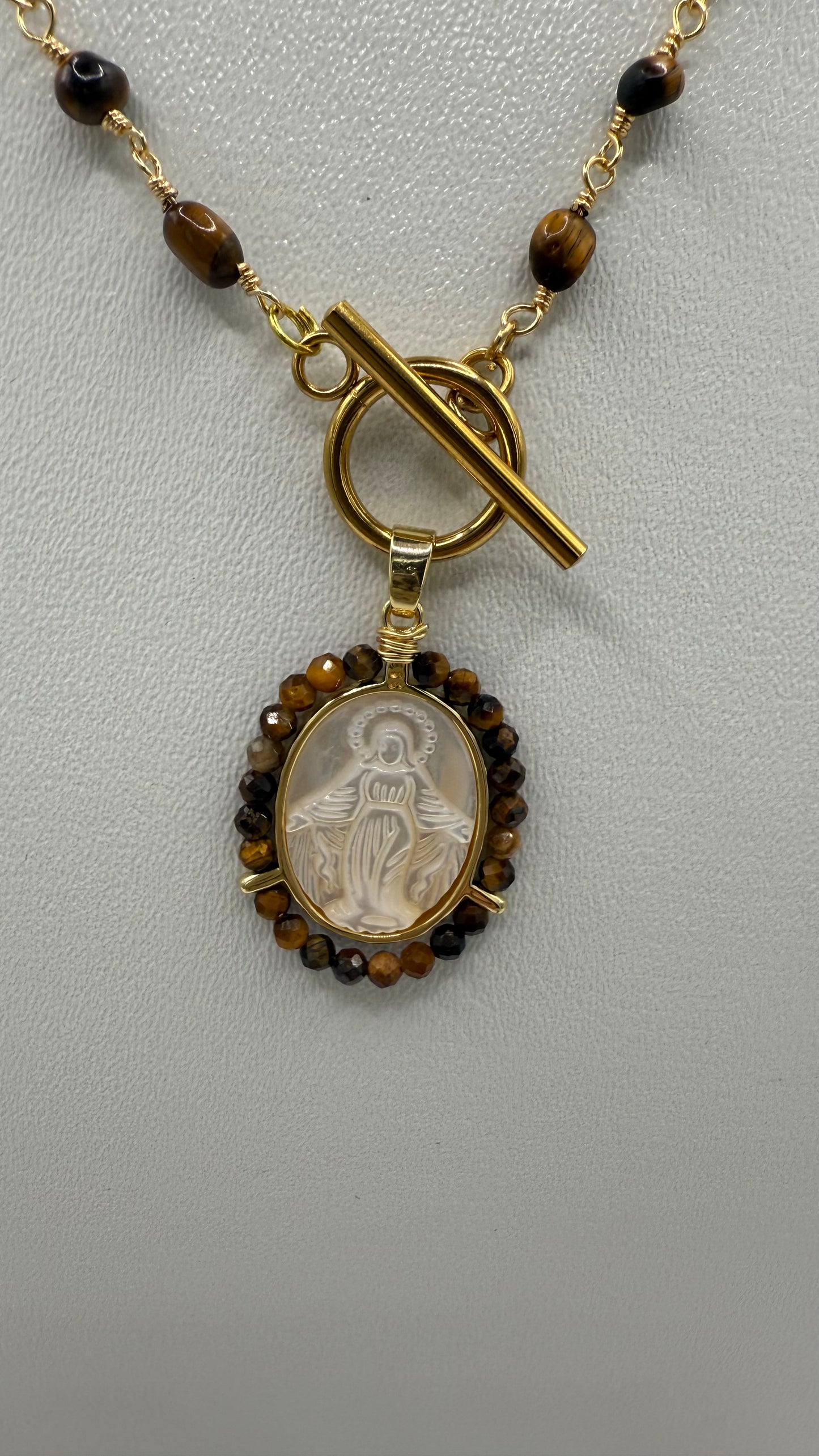 COLLIER CHAINE AVEC OEIL DE TIGRE AVEC VIERGE PENDENTIF