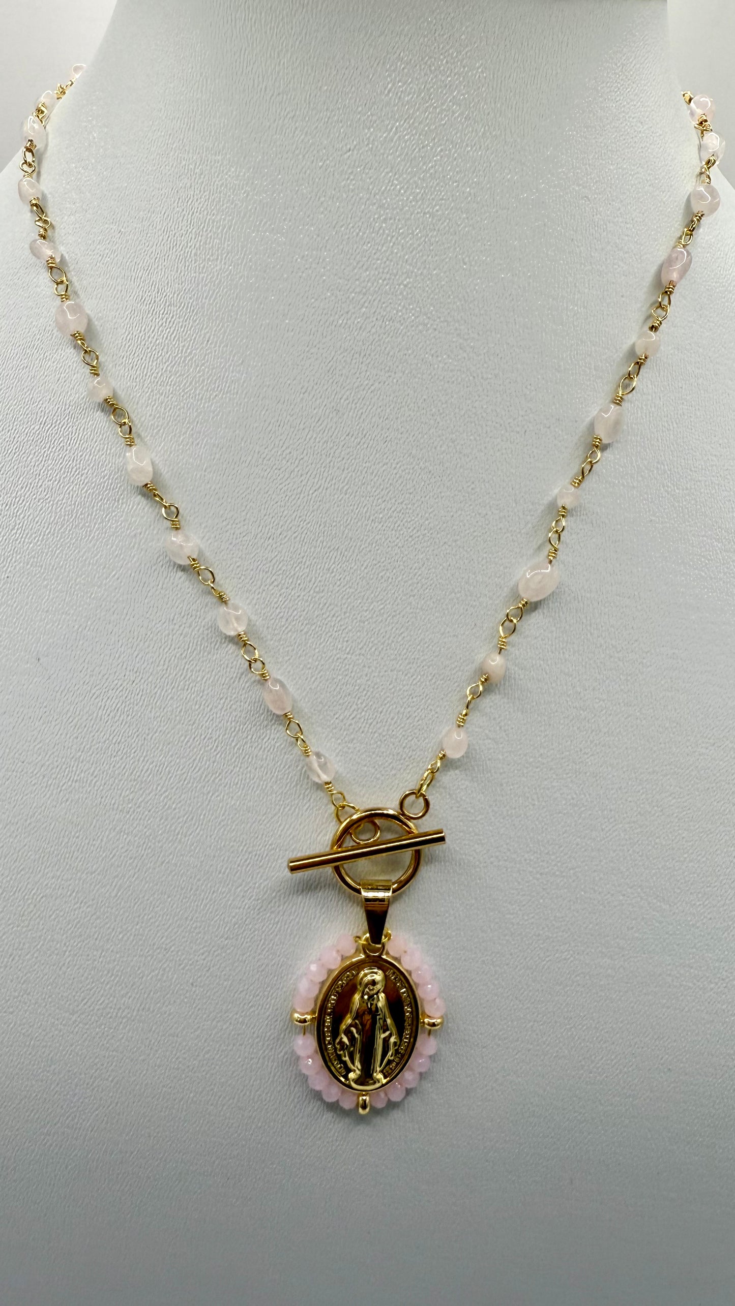 Collier quartz rose sur chaine avec pendentif vierge nacre et quartz rose