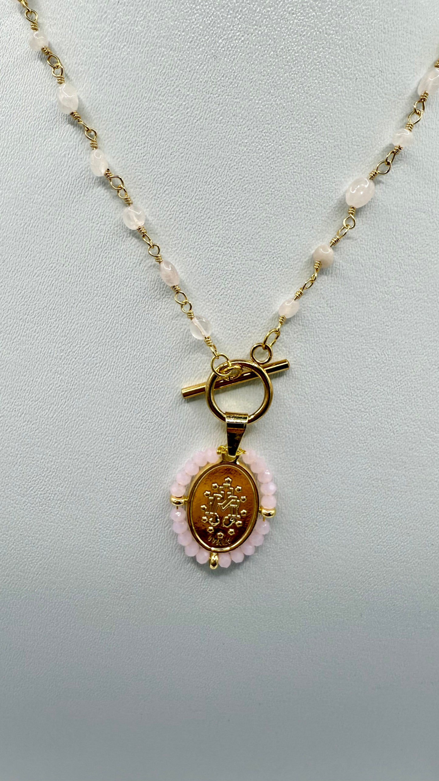 Collier quartz rose sur chaine avec pendentif vierge nacre et quartz rose