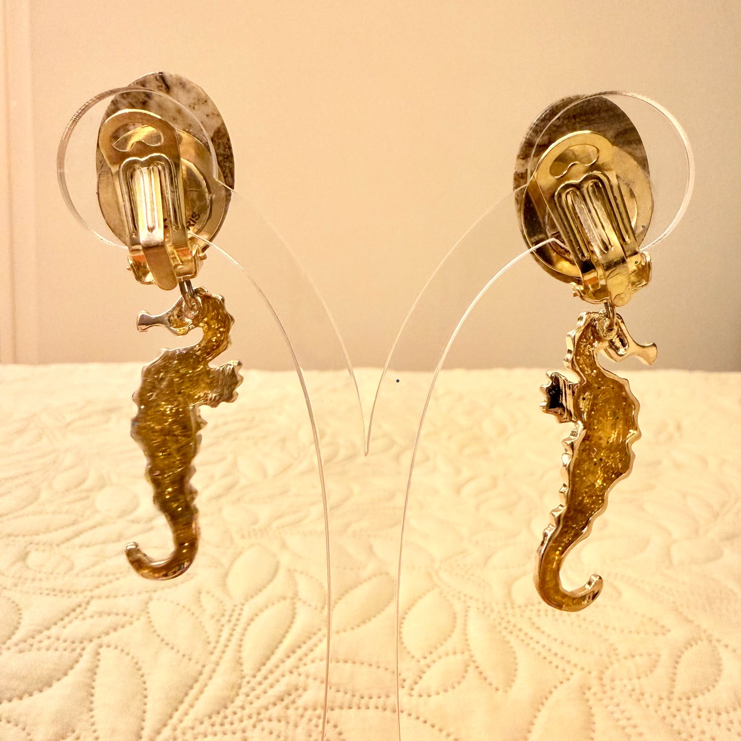 BOUCLES D'OREILLES CLIPS AVEC HYPOCAMPES METAL DORE ET FOSSILE BEIGE