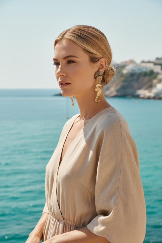 BOUCLES D'OREILLES CLIPS AVEC HYPOCAMPES METAL DORE ET FOSSILE BEIGE