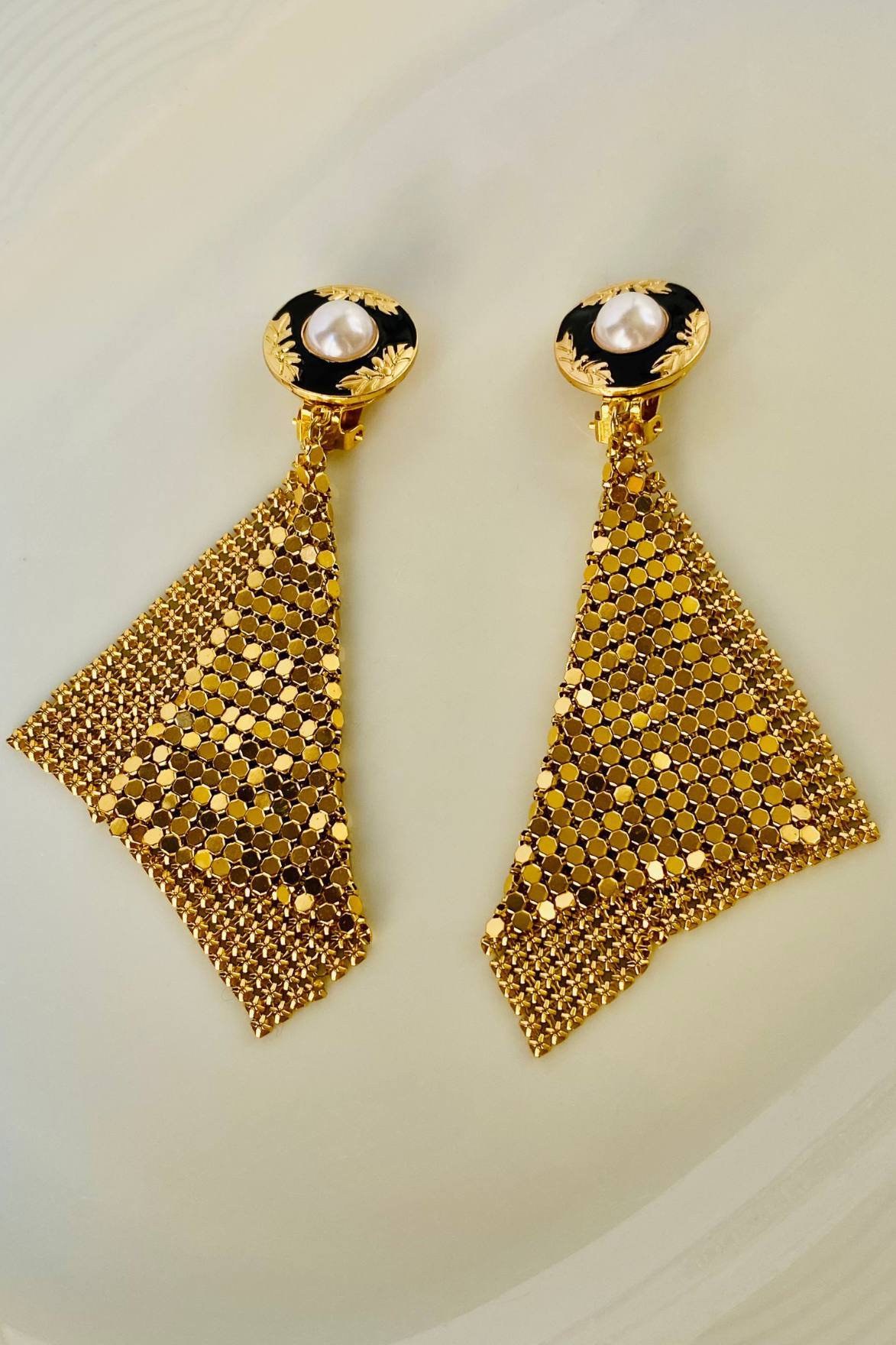 Boucles d'oreilles clips métal doré drapé et perles