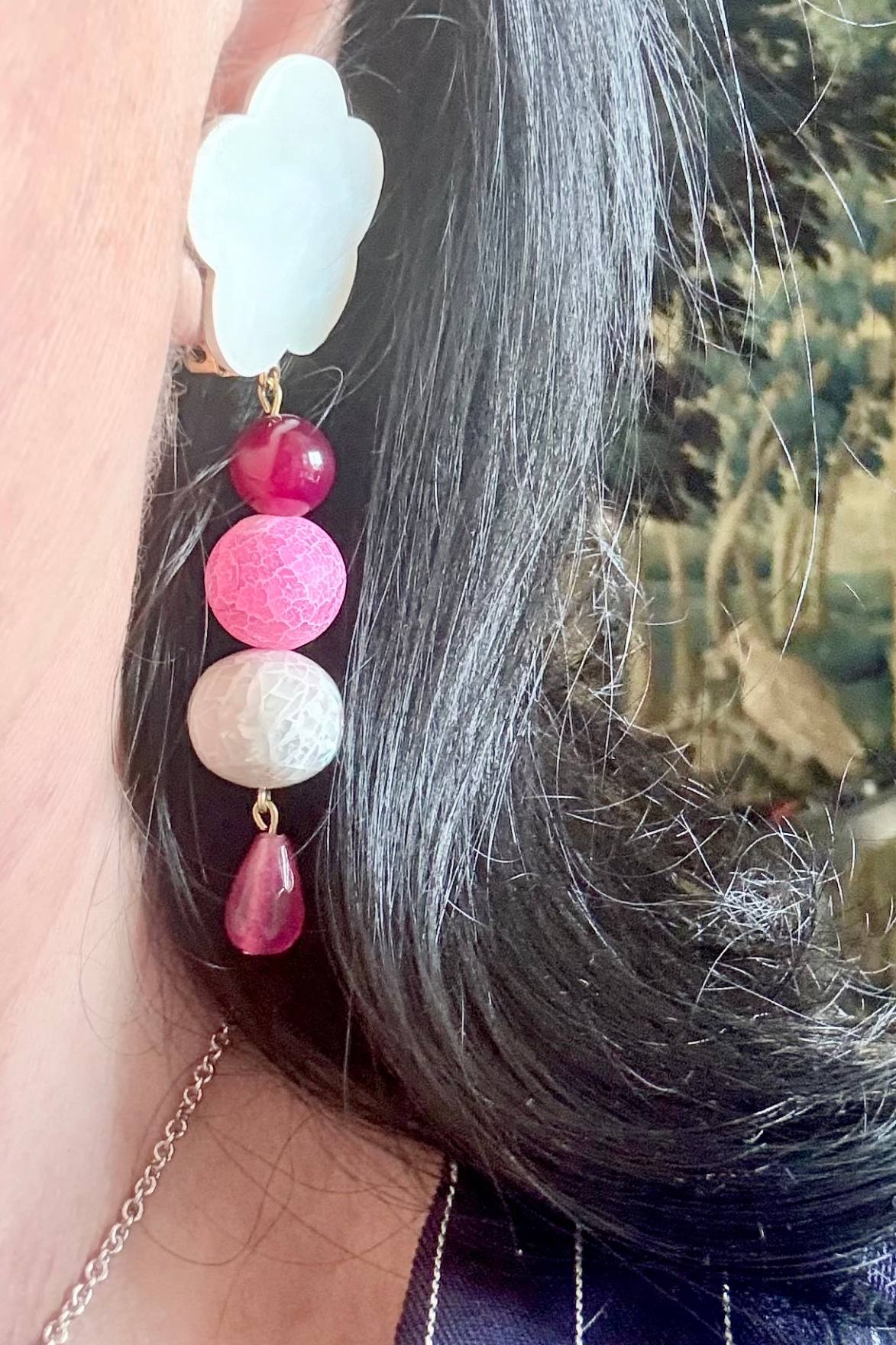 BOUCLES D'OREILLES CLIPS NACRE FLEURS AGATES ROSES ET BRIOLETTES