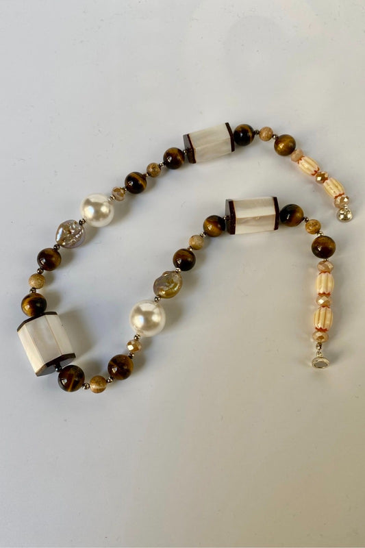 Collier oeil-de-tigre, perles fantaisie et nacre sur noix de coco